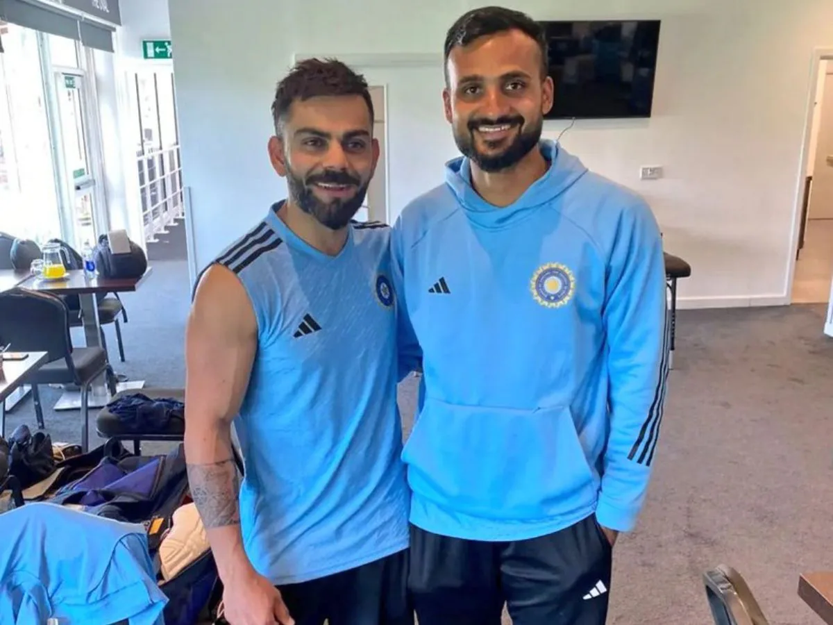 kohli-gift-bat-to-akashdeep